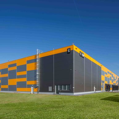 Pro našeho obchodního partnera VGP Industrial Parks jsme dodali panely pro stavbu logistického centra v obci Jenči u Prahy. Výběr správných materiálů a jejich estetické provedení je při stavbě moderního skladu klíčovým faktorem.