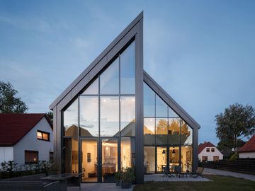 Eine einheitliche Optik, zügige Montage und hohe Energieeffizienz - der Systemgedanke steht bei diesem Wohnhaus ganz klar im Fokus