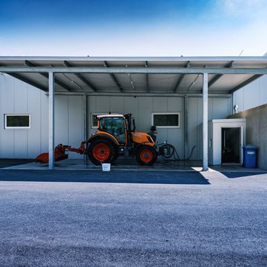 Modernes kommunales Dienstleistungszentrum in Rekordzeit von 4 Monaten realisiert mit KS RW Dachpaneelen, KS AT Wandpaneelen mit IPN Dämmkern und KS FH Wandpaneelen mit K-Roc® Mineralwolldämmkern.