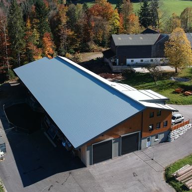 Ein robuster Schafstall im schneereichen Salzburger Alpenraum, realisiert mit KS RW Dachelementen, Snowking Schneefangleisten und KS AT Architekturpaneelen.
