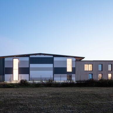 Dass sich Holz und Metall hinsichtlich ihrer Optik besonders gut ergänzen und eine spannende architektonische Verbindung eingehen, zeigt der neue Hallen- und Bürobau einer Zimmerei im südwestlich von Mannheim gelegenen Hochdorf-Assenheim.
