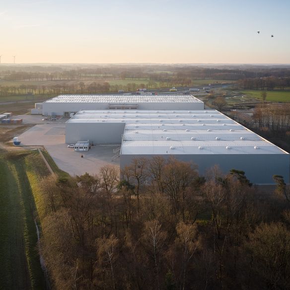 Im Zuge eines wachsenden Bewusstseins für nachhaltiges Bauen greifen Architekten, Planer und Bauherren vermehrt auf Materialien zurück, die umweltschonend sind. So kamen bei dieser Logistikhalle in Bakum Wandpaneele von Kingspan zum Einsatz.