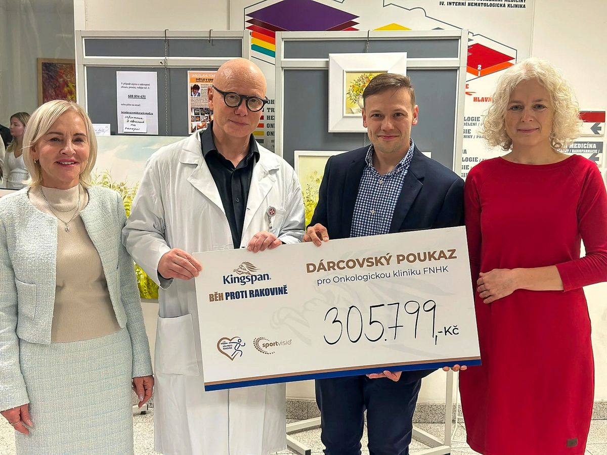 Předání šeku z Běhu proti rakovině 2025