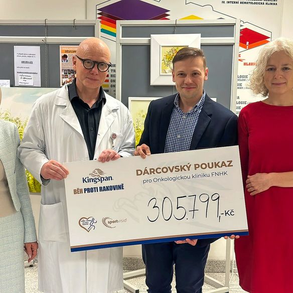 Předání šeku z Běhu proti rakovině 2025