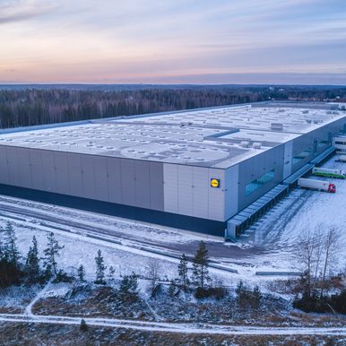 Kingspan leverte ca. 65 000 kvadratmeter med finskproduserte NC-veggelementer for ytterveggene og de innvendige kjøleanleggene i distribusjonssenteret, som ble ferdigstilt i 2018