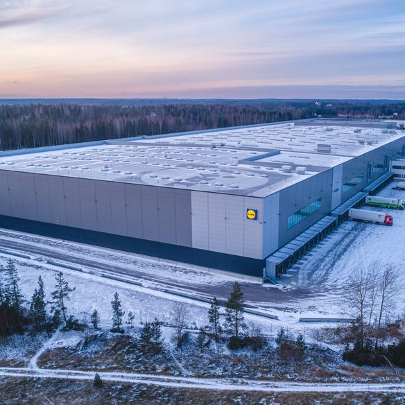 Kingspan leverte ca. 65 000 kvadratmeter med finskproduserte NC-veggelementer for ytterveggene og de innvendige kjøleanleggene i distribusjonssenteret, som ble ferdigstilt i 2018