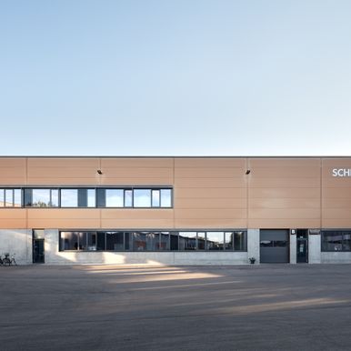 Im Glanz des eigenen Produkts „Zenexo Golden Shine“ erstrahlt die Fassade des neuen Technikgebäudes.