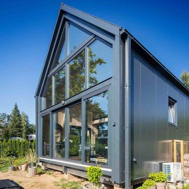 Tetris House na břehu Brněnské přehrady je příkladem spojení současné architektury s chytrým stavebním řešením. Fasádní a střešní panely Kingspan přináší nejen výrazný vzhled, ale i tepelnou izolaci dle technické specifikace.