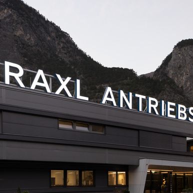 Neubau für einen Tiroler Präzisionshersteller – die Kombination aus Massivholz, Glas und Sandwichpaneelen fügt sich harmonisch in die alpine Umgebung ein