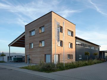 Im Zusammenspiel zwischen Holz und Metall entstand in Rheinstetten die neue Werk- und Verwaltungshalle für eine Zimmerei mit besonderem Look.