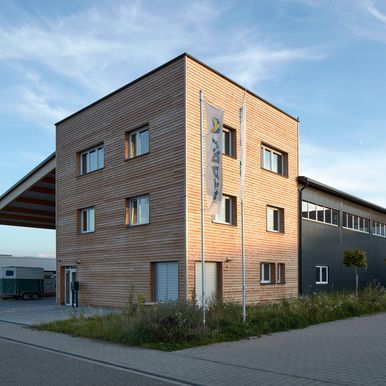 Im Zusammenspiel zwischen Holz und Metall entstand in Rheinstetten die neue Werk- und Verwaltungshalle für eine Zimmerei mit besonderem Look.