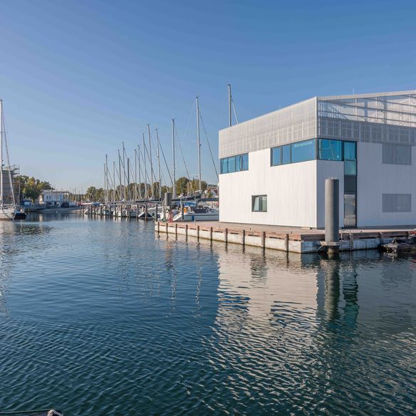 Der Sportboothafen Warnemünde wurde erweitert um ein modernes Hafenmeisterhaus