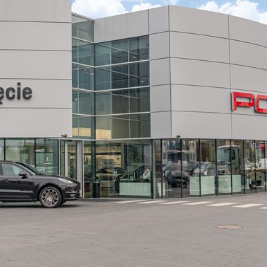 Автосалон Porsche побудований з використанням сендвіч-панелей Kingspan KS1000 AWP/AT і KS1000 RW і решіток Kingspan TopHat.
