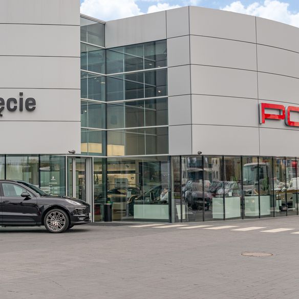 Автосалон Porsche побудований з використанням сендвіч-панелей Kingspan KS1000 AWP/AT і KS1000 RW і решіток Kingspan TopHat.