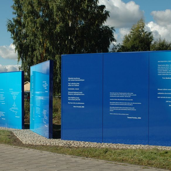 Wall of Poetry in Finland features 15 poems on Paroc Panel Systems print panels, installed as a noise barrier system. Learn more about this project today.