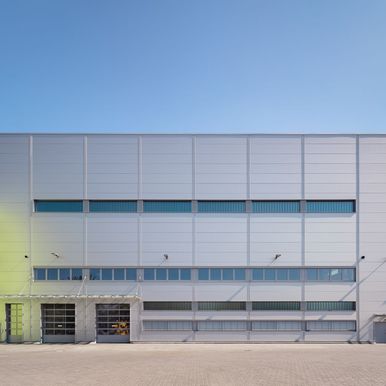 Die edle silbergraue Oberfläche der Hoesch® Wandelemente fügt sich perfekt in das Erscheinungsbild des Gebäudes ein. Passende Lisenen und Hutprofile runden das perfekte optische Erscheinungsbild der Gebäudehülle ab.