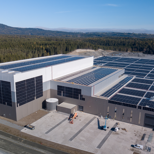 Se Norges største logistikksenter i Eidsvoll. Et moderne, energipositivt distribusjonssenter på 62 000 m², BREEAM-NOR-sertifisert og bygget med Kingspan KS TL QuadCore®-veggpaneler og høytytende PIR-isolasjon.