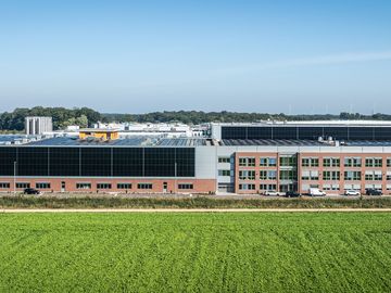Modernste Produktion trifft auf energieeffiziente Gebäudehülle mit Kingspan Karrier PM K-Roc® Paneelsystemen und integrierter PV-Fassade