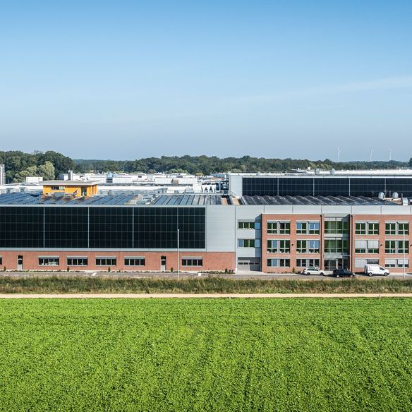 Modernste Produktion trifft auf energieeffiziente Gebäudehülle mit Kingspan Karrier PM K-Roc® Paneelsystemen und integrierter PV-Fassade