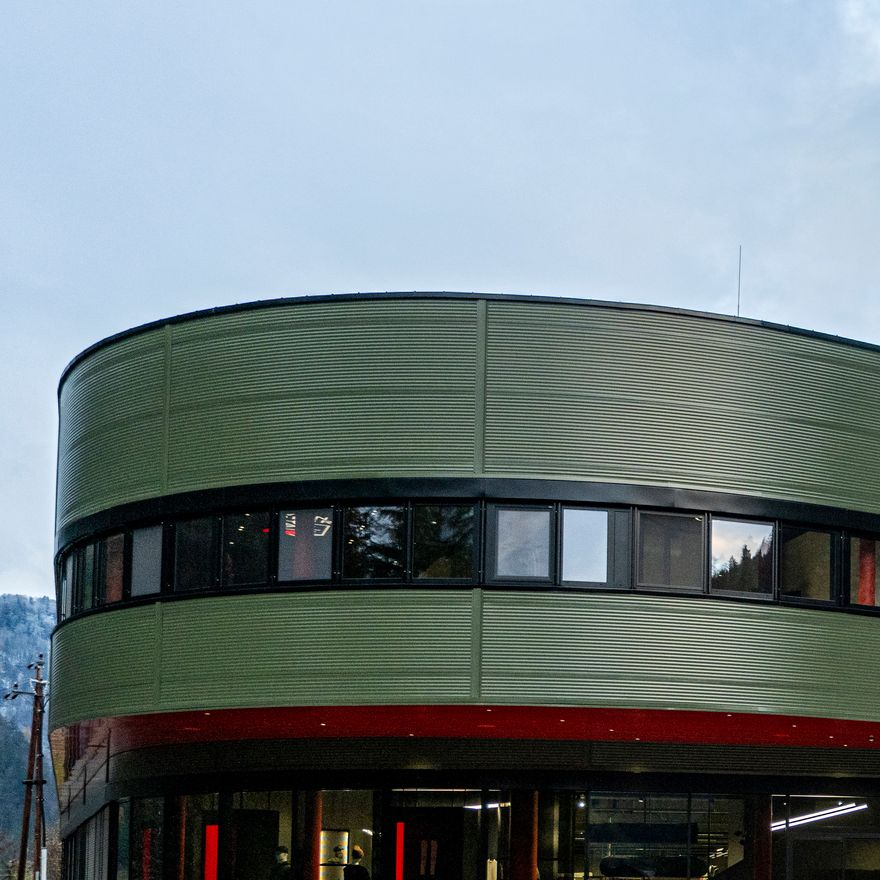 Gerundete Fassadenpaneele für die organische Formensprache des Gebäudes Wave-Profilierung in Olivgrün