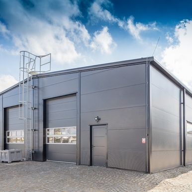 Moderní víceúčelová budova pro společnost Kružík s.r.o. v Kroměříži, postavená s využitím kvalitních panelů Kingspan.