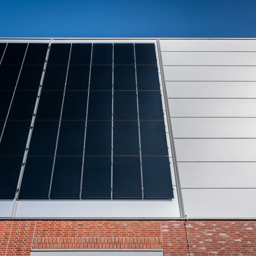 Produktionshalle mit PV Fassad