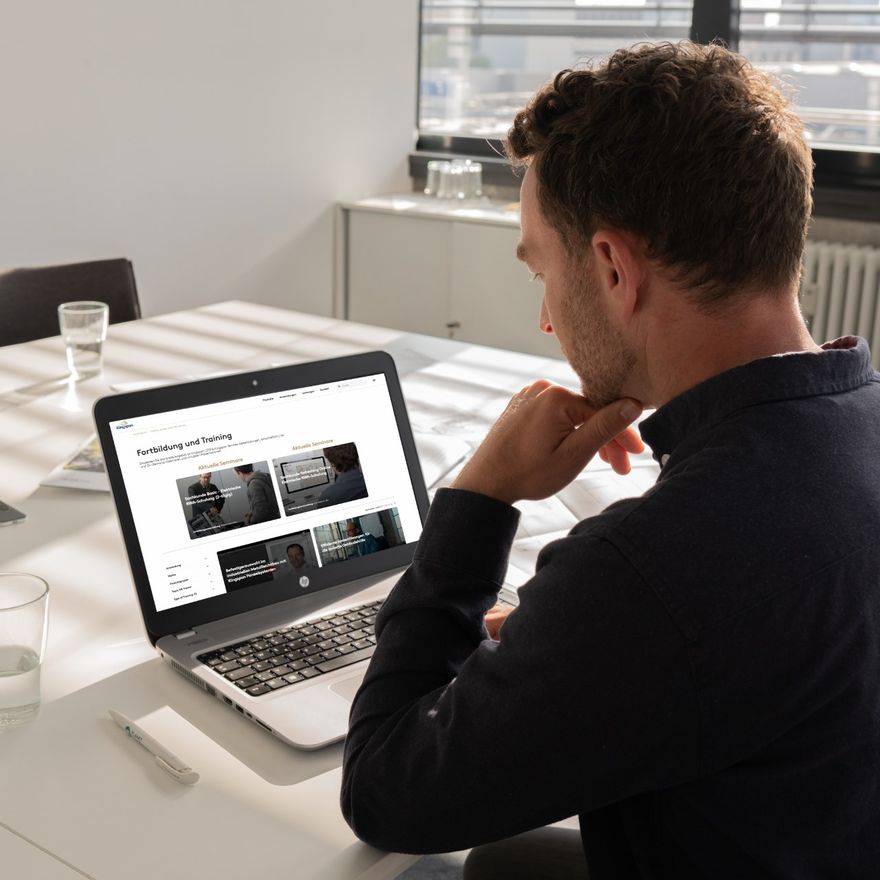 Mann vor Laptop