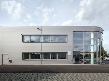 Das Autohaus in Forchheim erstrahlt in neuem Glanz und ist dabei eine rundum funktionale und ästhetische Lösung.