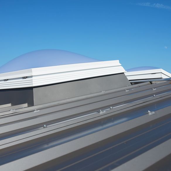 Schnelle und kosteneffiziente Sanierung sowie bessere Lichtverhältnisse im Gebäudeinneren. Für das Projekt in Neuenstadt am Kocher wurde unser KS RW Dachpaneel zusammen mit unserem Built-in RWA Lichtkuppelelement sowie Built-in Velux verbaut.