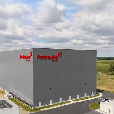 Naše nedavno partnerstvo na projektu LDC Podravka u Koprivnici, Hrvatska, pokazuje kako Kingspan panel sistemi podržavaju složene industrijske objekte visokih performansi i preciznosti.