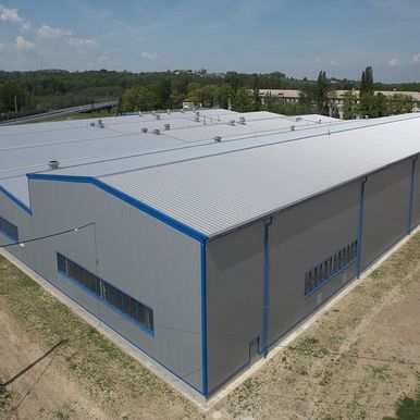 Pro výrobní halu Kovona v Českém Těšíně jsme využili naše moderní KS RW střešní panely a KS FR K-Roc® stěnové panely o celkové výměře 10 806 m².