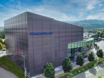 Das Kino Traumpalast in Leonberg ist eines der ersten in dieser Dimension. Mit seiner abwechselnden Profilierung bringt es Bewegung in die Fassade.