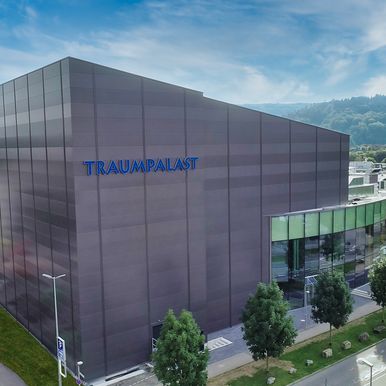 Das Kino Traumpalast in Leonberg ist eines der ersten in dieser Dimension. Mit seiner abwechselnden Profilierung bringt es Bewegung in die Fassade.