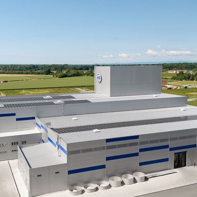 Izgradnja HFB postrojenja u Valpovu, Hrvatska, predstavlja snažan primer kako prilagođena rešenja za omotač zgrade mogu zadovoljiti praktične i ekološke zahteve savremenog industrijskog prostora. 