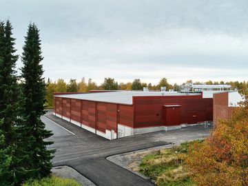 Väggarna i träningshallen byggdes med Kingspans rödtonade AT QuadCore-sandwichelement.