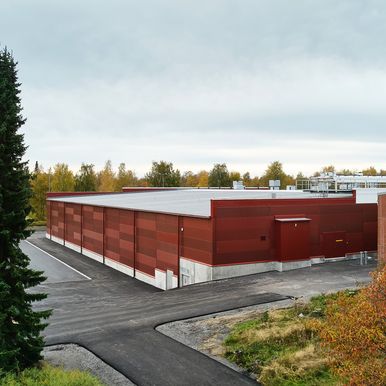 Veggene i treningshallen ble bygget ved hjelp av Kingspans rødtonede AT QuadCore sandwich-elementer.