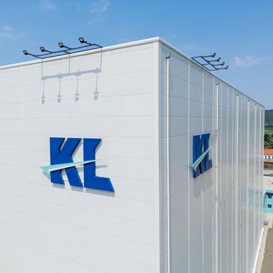 Kada je Keller Logistic započeo razvoj novog logističkog centra u Sânpaulu, Rumunija, cilj je bio jasan: stvoriti objekat koji će pouzdano funkcionisati decenijama, uz kontrolisane operativne troškove. 
