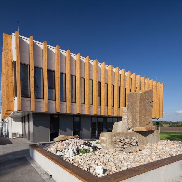 V jihomoravské obci Svatobořice – Mistřín byl postaven areál firmy Vinospol, spol. s.r.o., která je předním dovozcem a distributorem vín v České republice.