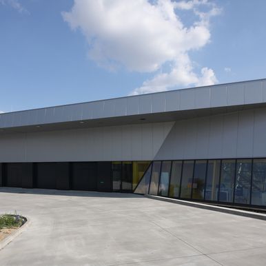 Pre nové moderné sídlo spoločnosti Gumex sme dodali strešné a stenové panely, ktoré zaisťujú progresívny design budovy.