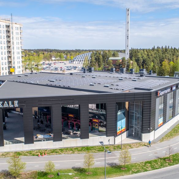 Paroc Panel System delivered 700m2 of Dri-Design Flat cassettes and 2000m2 of AST elements for the facade of this shopping center built in 2021.
