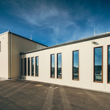 Hochmoderne HACCP-konforme Produktionsstätte auf 2.500 m² – realisiert mit KS RW Dachpaneelen, KS AT Wandpaneelen und KS FH Wandpaneelen für das Familienunternehmen NENI.