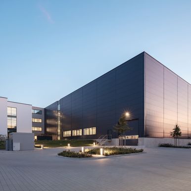 Unsere Sandwichpaneele mit dem innovativen QuadCore® Dämmkern sorgen für eine hohe Energieeffizienz, dabei legen wir großen Wert auf Umweltverträglichkeit - genau wie die Schweitzer Chemie GmbH.