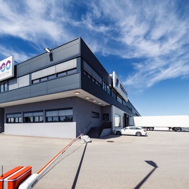 10.000 m², vier Temperaturzonen, realisiert mit KS-AT-, KS-FH- und Kühlhausbaupaneelen für energieeffiziente Lebensmittellagerung.