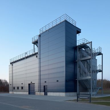 Park- und Montagehalle fürs Nationale Meteorologieinstitut in blauer Farbe mit Spectrum Beschichtung in Premium Metallic, ein echtes Highlight.