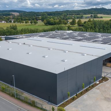 Kombination aus Paneelsystemen mit IPN- und K-Roc®-Dämmkern mit Spectrum-Beschichtung sorgt für Brandschutz und Design
