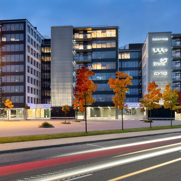 Das Geschäftszentrum Technopolis Nova in Vilnius, Litauen ist ein Bürokomplex, dessen Entwurfsidee darin bestand, einen Raum zu schaffen, der eine ungehinderte Fortbewegung von Personen in allen gemeinsamen Bereichen ermöglicht.