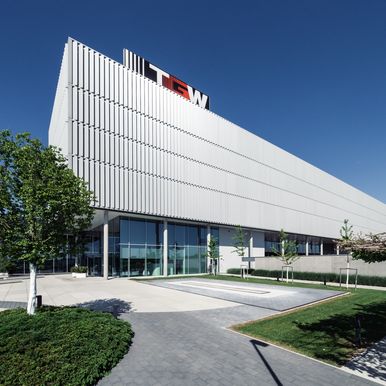 Der TGW Evolution Park vereint ein 125 Meter langes Bürogebäude und zwei Produktionshallen, realisiert mit KS AT Architekturwandpaneelen mit IPN Dämmkern und KS FH Wandpaneelen mit K-Roc® Mineralwolldämmkern.