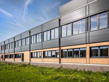Paneelsysteme mit Mineralwolle- und IPN-Dämmkern sorgen für Brandschutz, Energieeffizienz und zeitgemäßes Design.