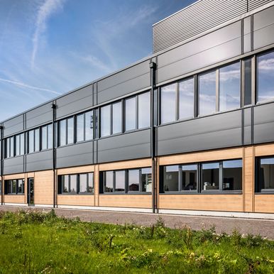 Paneelsysteme mit Mineralwolle- und IPN-Dämmkern sorgen für Brandschutz, Energieeffizienz und zeitgemäßes Design.