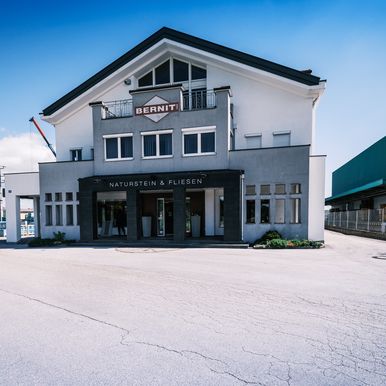 Erweiterung mit KS AT Architekturwandpaneelen, KS RW Dachpaneelen sowie Kingspan Rooflights und Wall-Lites für maximale Tageslichtausbeute bei minimalem Energieeinsatz.